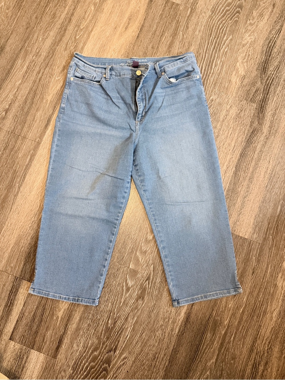 Gloria Vanderbilt Light Blue Amanda Jeans- all around slimming effect.